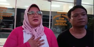 Ibu Guru Menangis Minta Keadilan di Polda Sumut, Anaknya Tewas Tertembak Saat Bentrokan di Labuhan