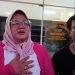 Ibu Guru Menangis Minta Keadilan di Polda Sumut, Anaknya Tewas Tertembak Saat Bentrokan di Labuhan