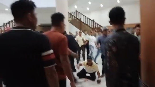Anggota DPRD Riau Cekcok Usai Rapat Banggar, Dua Kubu Terlibat Saling Dorong dan Lempar