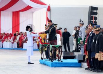 HUT RI ke-81, Bobby Nasution Pilih Berdiri Bersama Peserta Upacara di Bawah Terik Matahari
