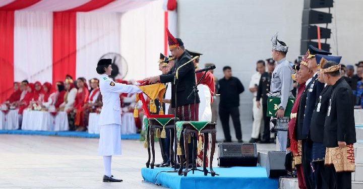HUT RI ke-81, Bobby Nasution Pilih Berdiri Bersama Peserta Upacara di Bawah Terik Matahari
