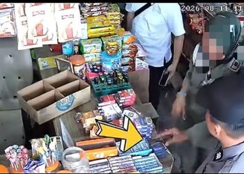 Dua Oknum Satpol PP Aceh Utara Terekam Masukkan Rokok Pedagang ke Saku Saat Razia