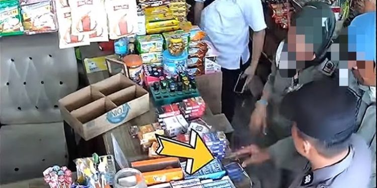 Dua Oknum Satpol PP Aceh Utara Terekam Masukkan Rokok Pedagang ke Saku Saat Razia
