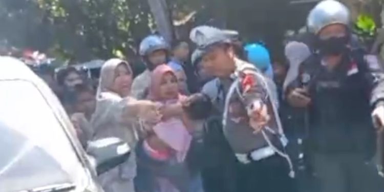 Diduga Terobos Lampu Merah, Mobil Oknum Perwira Polisi Tewaskan Balita di Bone