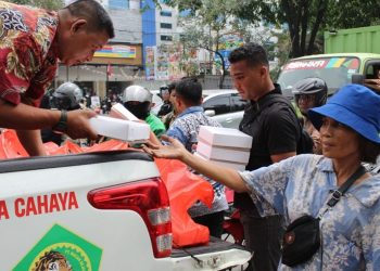 Jumat Berkah, PT Macan Sejahtera Cahaya Bagikan 300 Nasi Kotak kepada Pengendara dan Warga Medan