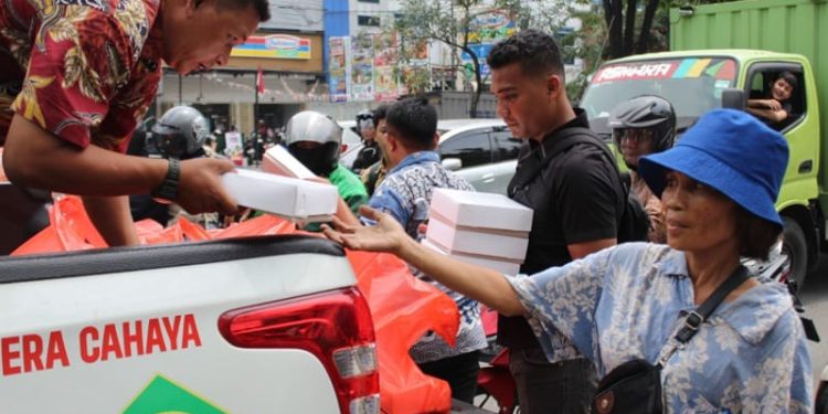 Jumat Berkah, PT Macan Sejahtera Cahaya Bagikan 300 Nasi Kotak kepada Pengendara dan Warga Medan