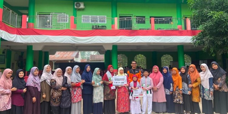 SD Swasta Islam An Nahlu Salurkan Donasi Rp18,1 Juta untuk Kemanusiaan Palestina melalui Dompet Dhuafa Waspada