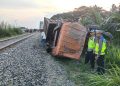 Truk Tertabrak KA Putri Deli di Perlintasan Tanpa Palang, Sopir Meninggal Dunia
