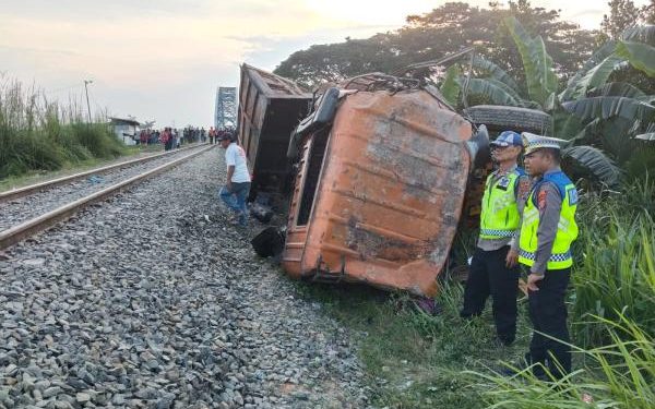 Truk Tertabrak KA Putri Deli di Perlintasan Tanpa Palang, Sopir Meninggal Dunia