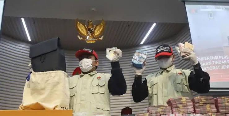 KPK Sita Uang Rp2,8 Miliar yang Disembunyikan di Plafon Rumah Pejabat Bea Cukai Gatot Heroe