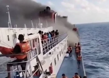 KMP Mutiara Sentosa 2 Terbakar di Perairan Sumenep, Penumpang Lompat ke Laut Saat Evakuasi