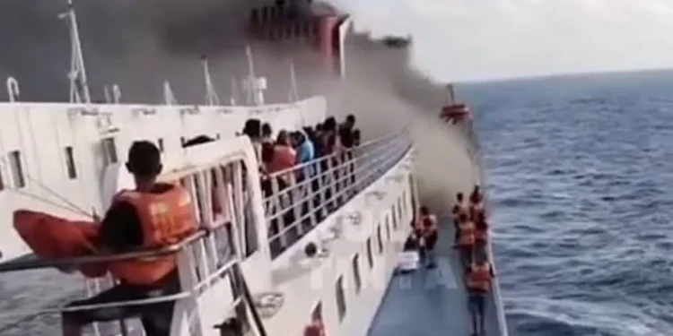 KMP Mutiara Sentosa 2 Terbakar di Perairan Sumenep, Penumpang Lompat ke Laut Saat Evakuasi