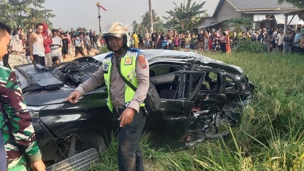 KA Siantar Express Tabrak Avanza di Sergai, Satu Penumpang Tewas