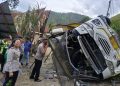 Bus Wisata Bawa 32 Penumpang Terbalik di Samosir, 2 Orang Luka Serius