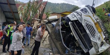 Bus Wisata Bawa 32 Penumpang Terbalik di Samosir, 2 Orang Luka Serius