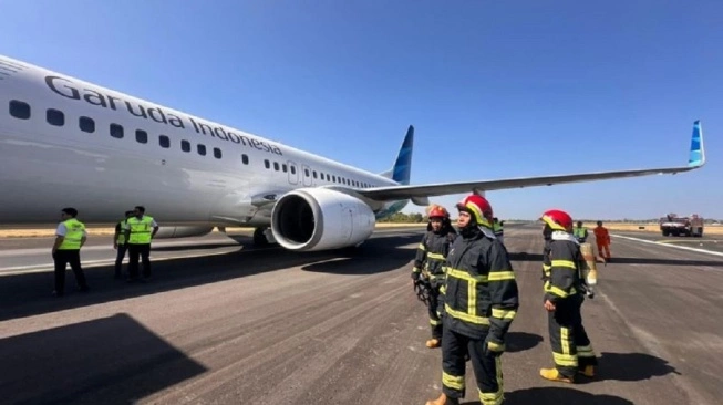 Pesawat Garuda Pecah Ban Saat Hendak Mendarat di Makassar, Sempat Fly Pass