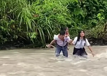 Miris! Pelajar Nias Selatan Harus Seberangi Sungai Tanpa Jembatan untuk Sekolah