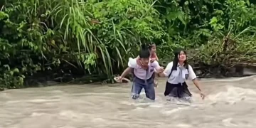 Miris! Pelajar Nias Selatan Harus Seberangi Sungai Tanpa Jembatan untuk Sekolah