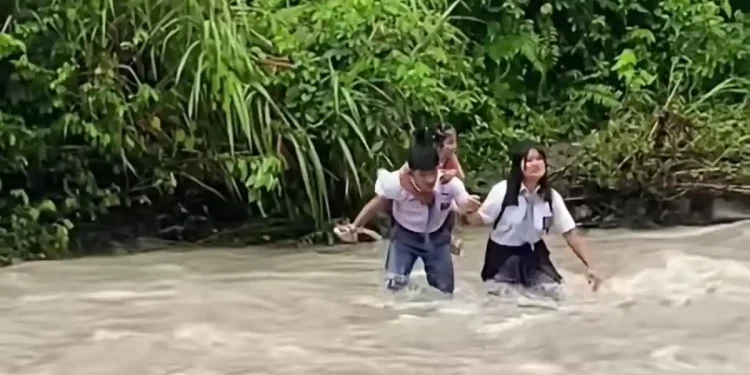 Miris! Pelajar Nias Selatan Harus Seberangi Sungai Tanpa Jembatan untuk Sekolah