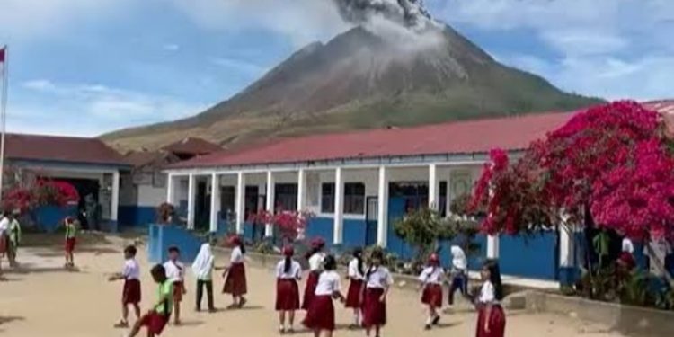 Status Sinabung Naik Jadi Siaga, 2.451 Warga Dua Desa Karo Mengungsi