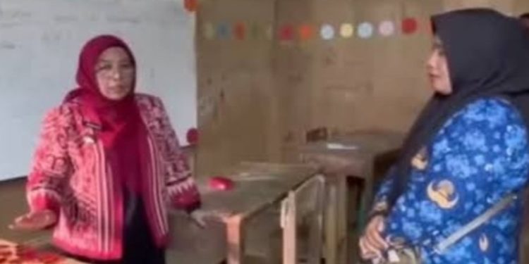 SD di Kampar 22 Tahun Berdinding Triplek, Wabup Mengaku Baru Tahu