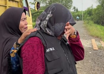 Tangis Bupati Siak Pecah Melihat Kondisi Guru dan Siswa di Pelosok Mungkal