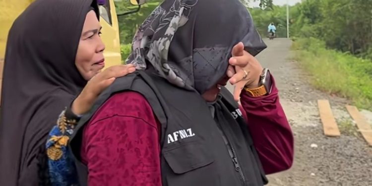 Tangis Bupati Siak Pecah Melihat Kondisi Guru dan Siswa di Pelosok Mungkal
