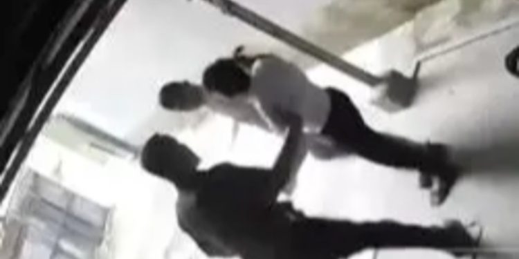 Pria di Kisaran Disekap dan Dianiaya Debt Collector, Aksi Terekam CCTV