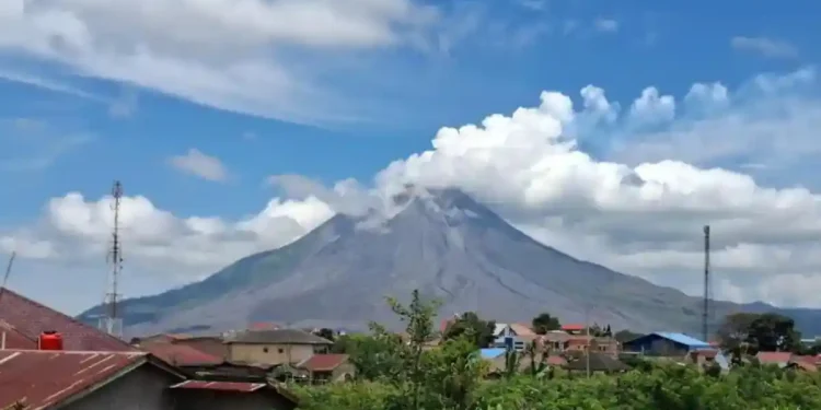 Aktivitas Vulkanik Menurun, Status Gunung Sinabung Turun dari Siaga ke Waspada