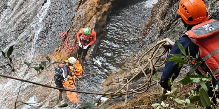 Tragis! Wanita 25 Tahun Tewas Tergelincir Saat Mandi di Air Terjun Robo Harau Sumbar