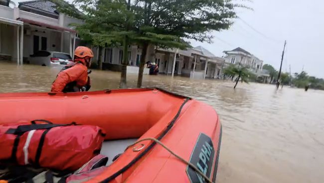 Banjir Terjang Padang, Lubuk Minturun dan Kuranji Jadi Titik Terparah